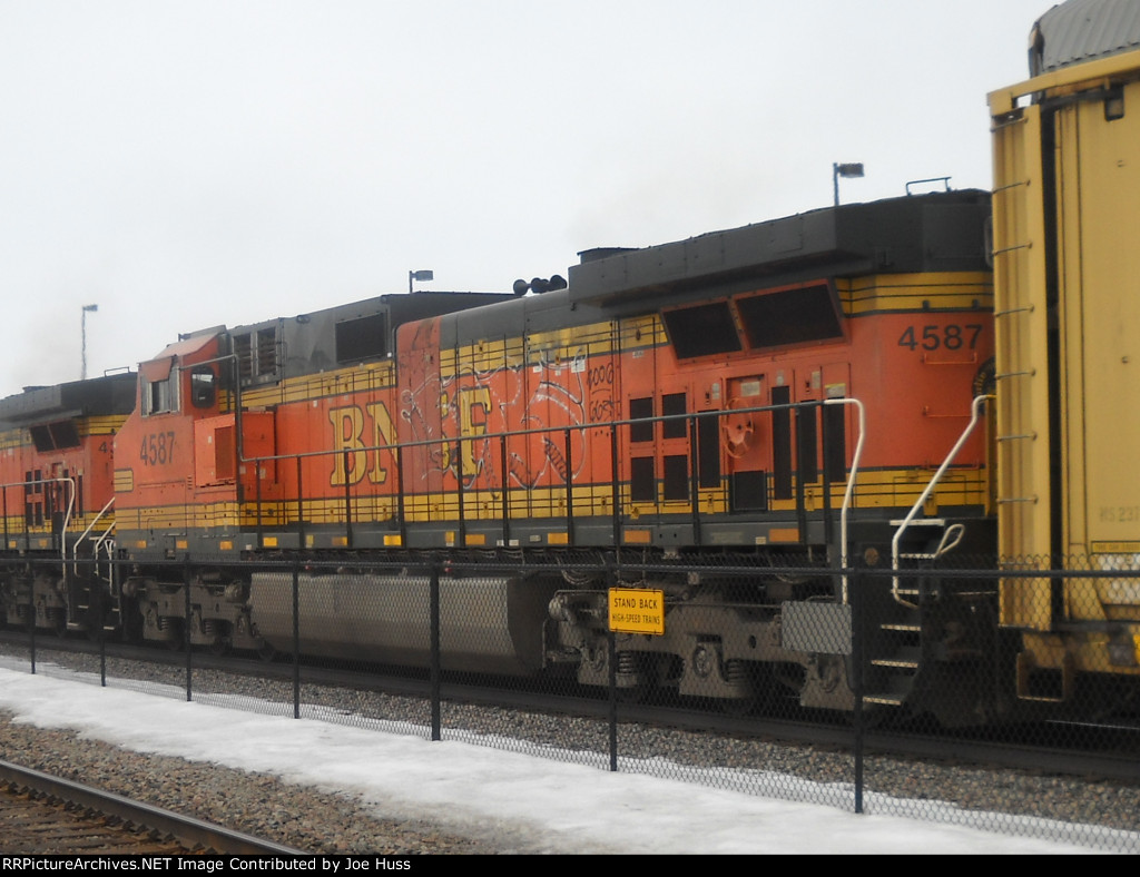 BNSF 4587